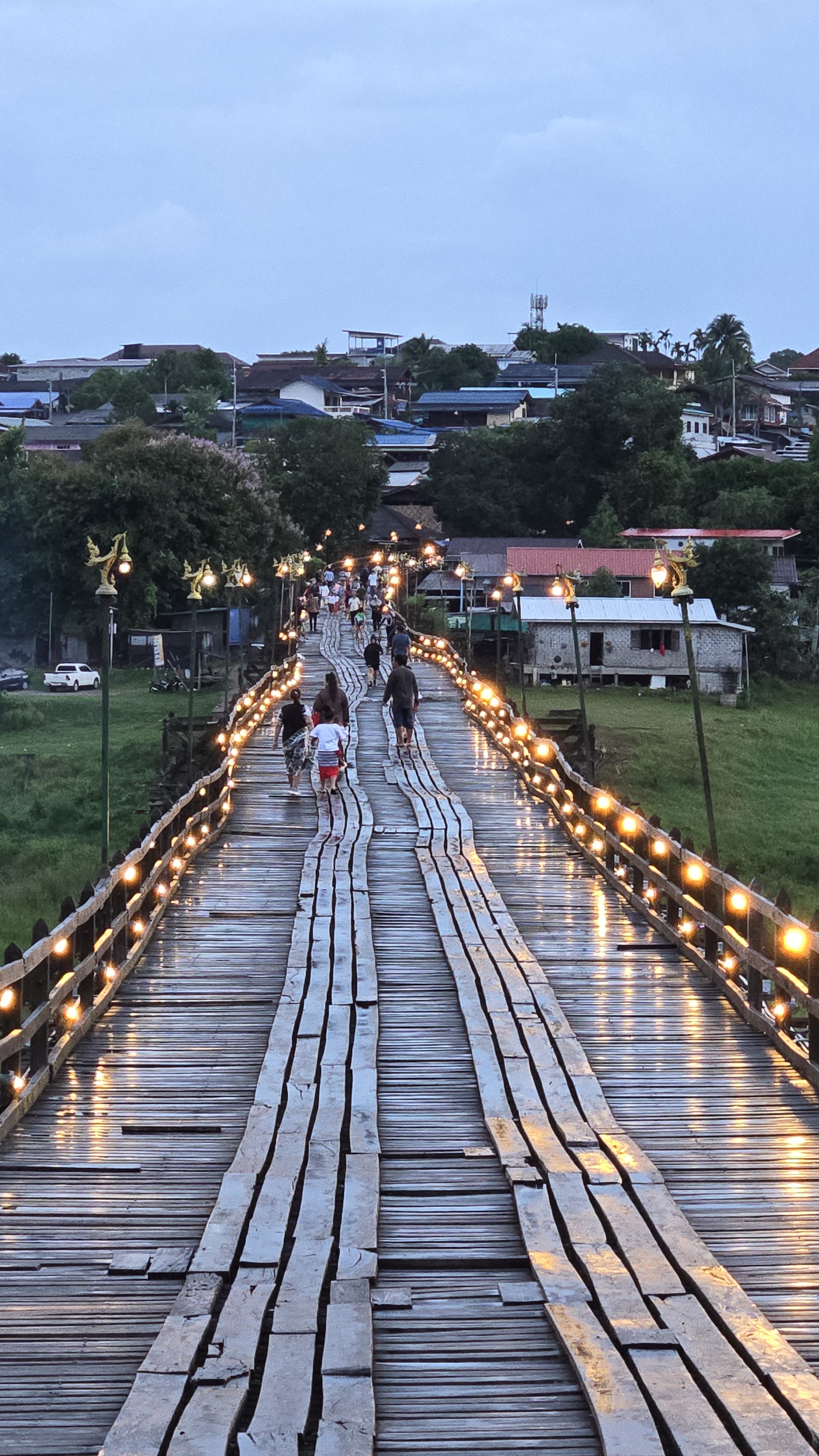 夜景灯光下的护栏与桥面，是摄影黄金组合。