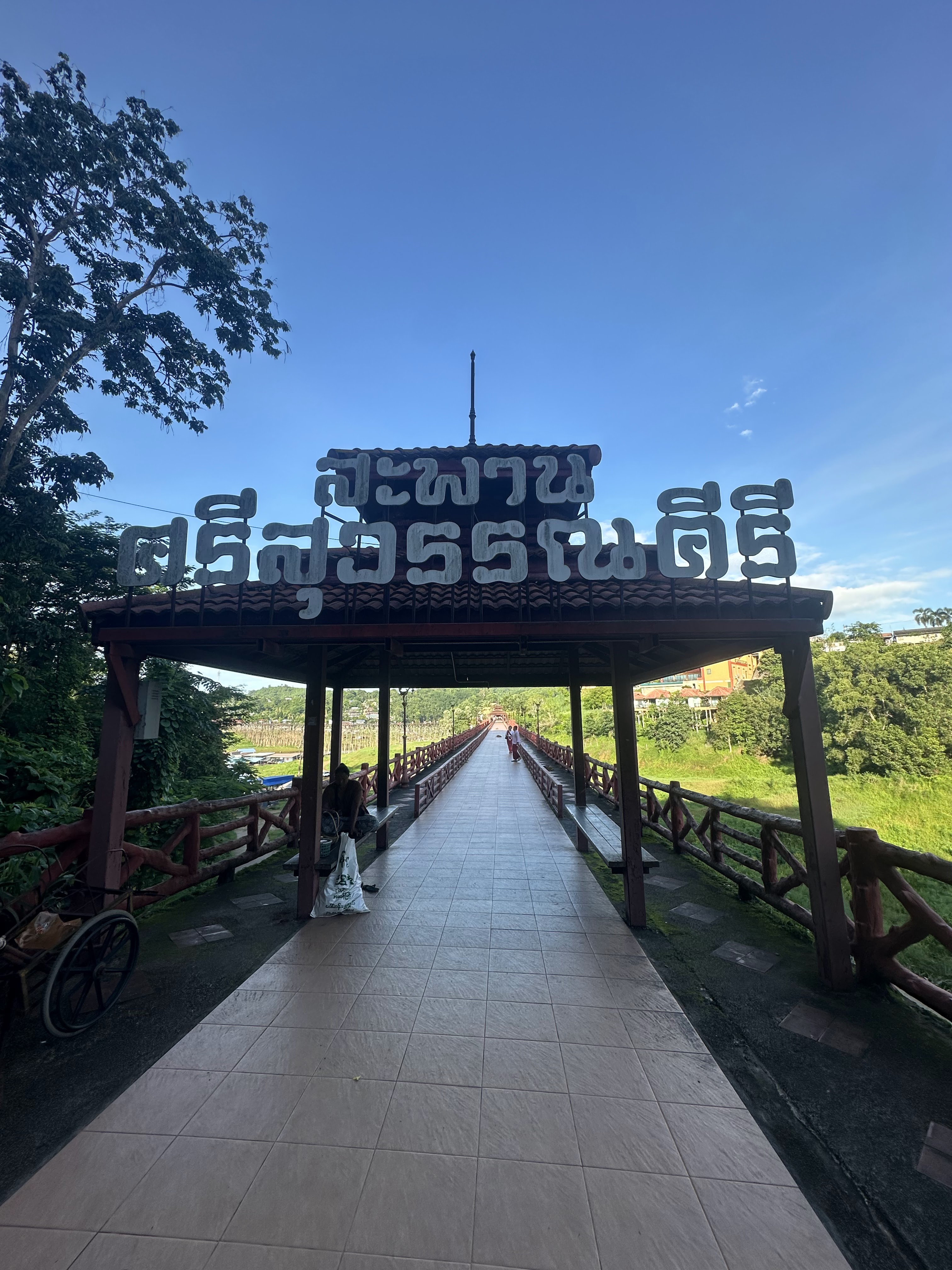 从桥面俯拍，脚下水库波光与对岸山影尽收眼底。