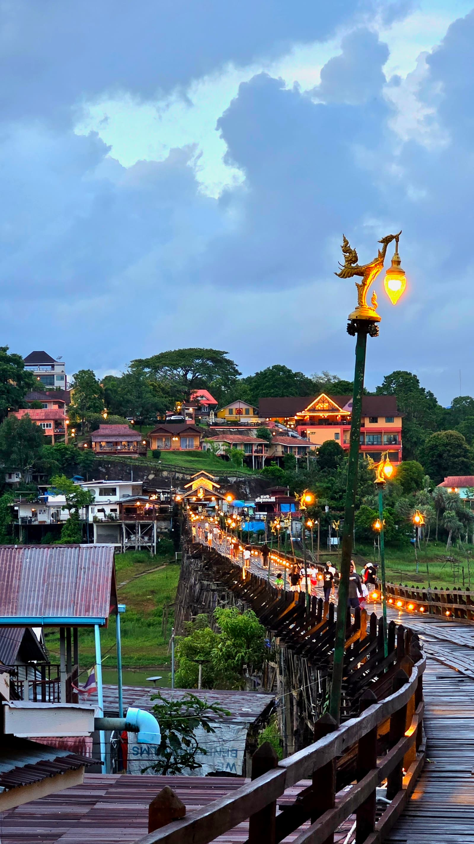 ไฟสะพานและอ่างยามค่ำ เมืองชายแดนเงียบ